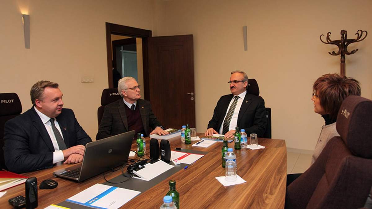 Bursa Valisi Münir Karaloğlu Pilot Taşıt Koltukları Sanayi A.Ş. Fabrikasını ziyaret etti.